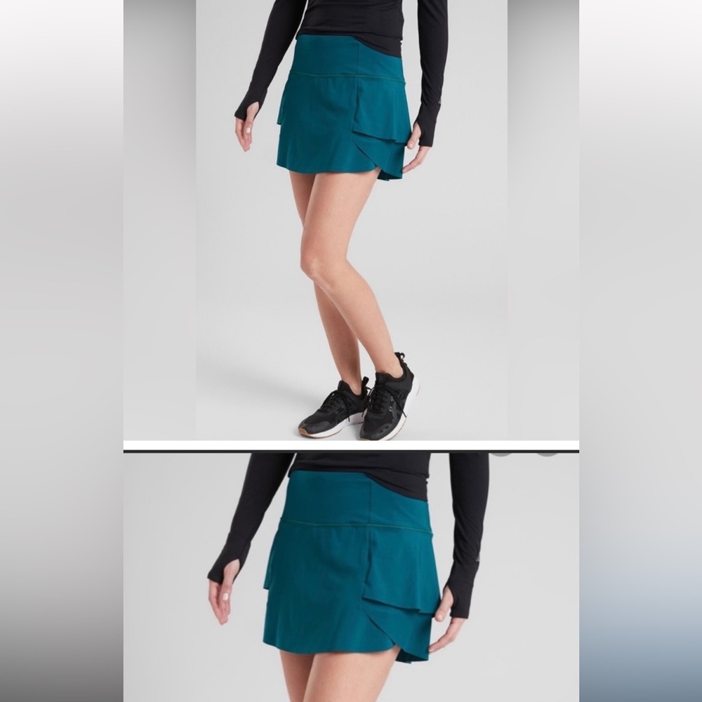 Athleta brand Momentum tennis skirt.  Teal color Size Lg